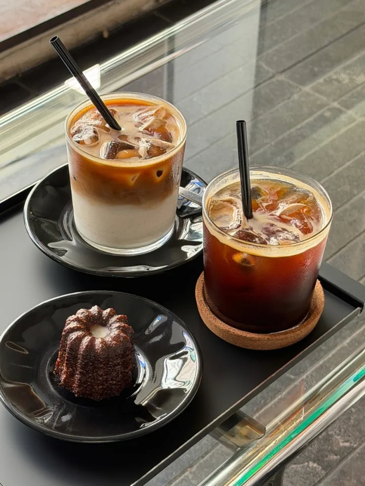 カヌレと二杯のアイス飲料