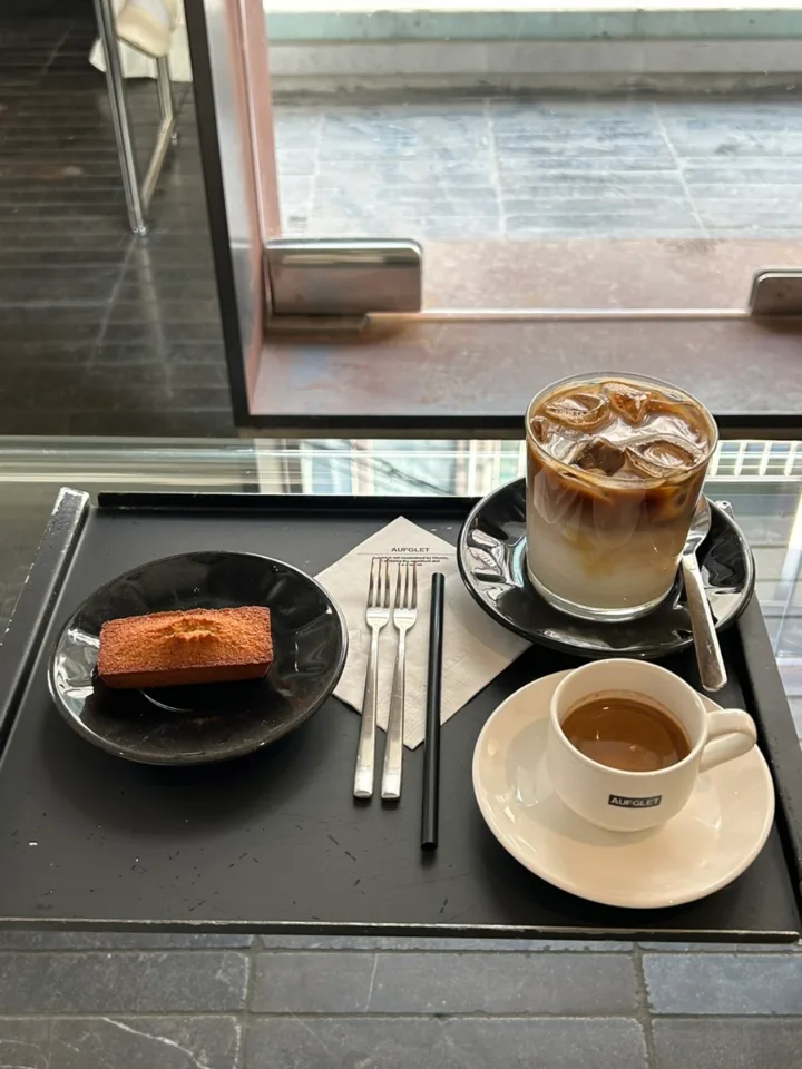 窓辺の三種の珈琲と焼き菓子