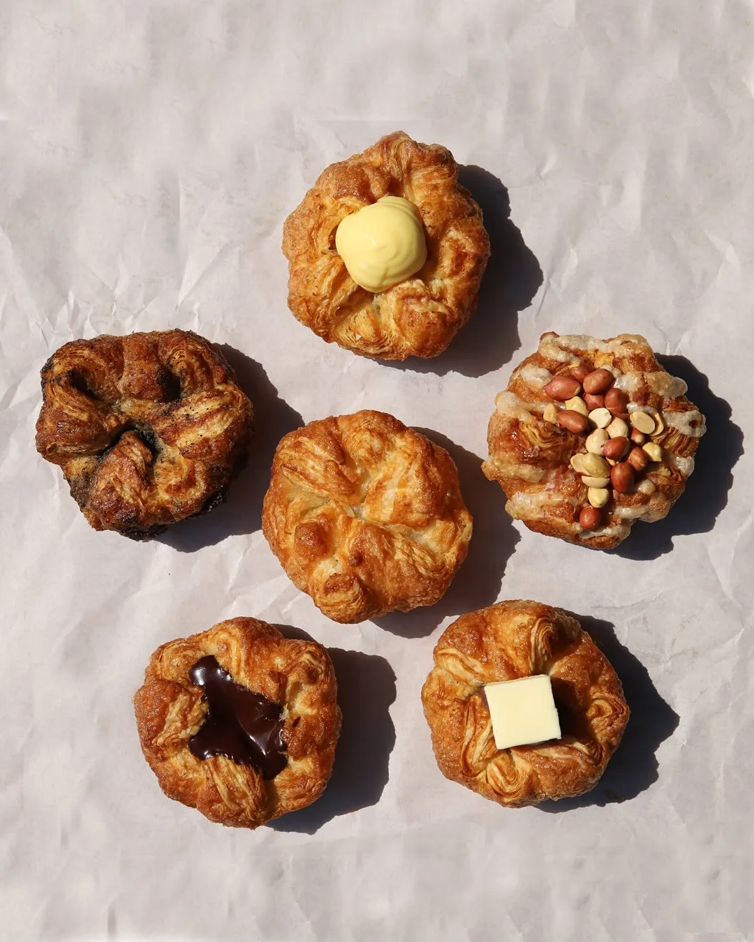 b.patisserie 孔徳店 — 紙の上に並ぶ6種のペストリー