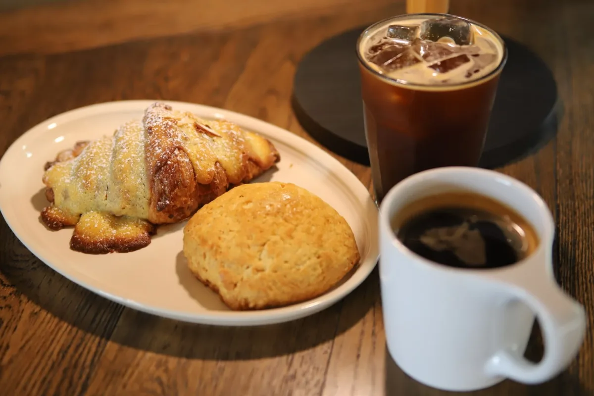 b.patisserie 孔徳店 — 焼き菓子とスコーン、アイスコーヒー