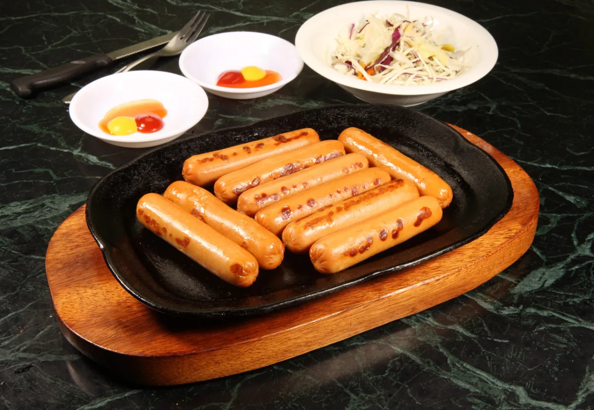 パダ食堂 — 焼き目のついた小型ソーセージ