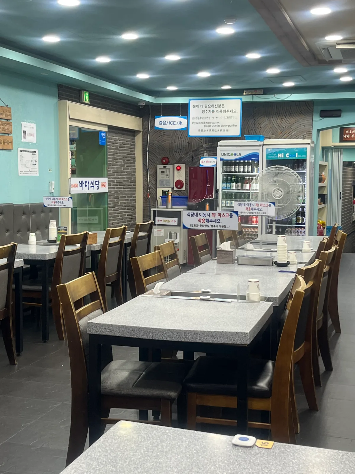 店名表示と給水機の客席