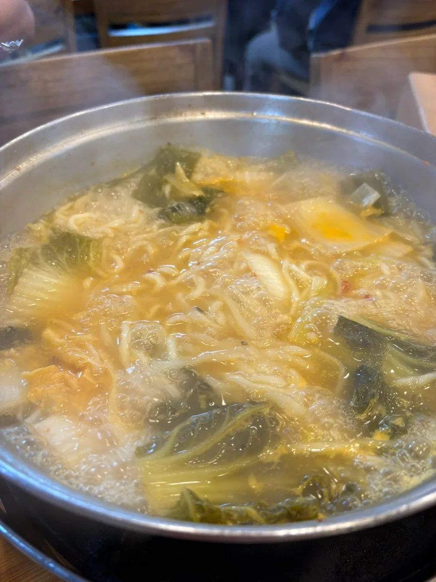 鶏の鍋で煮込む麺