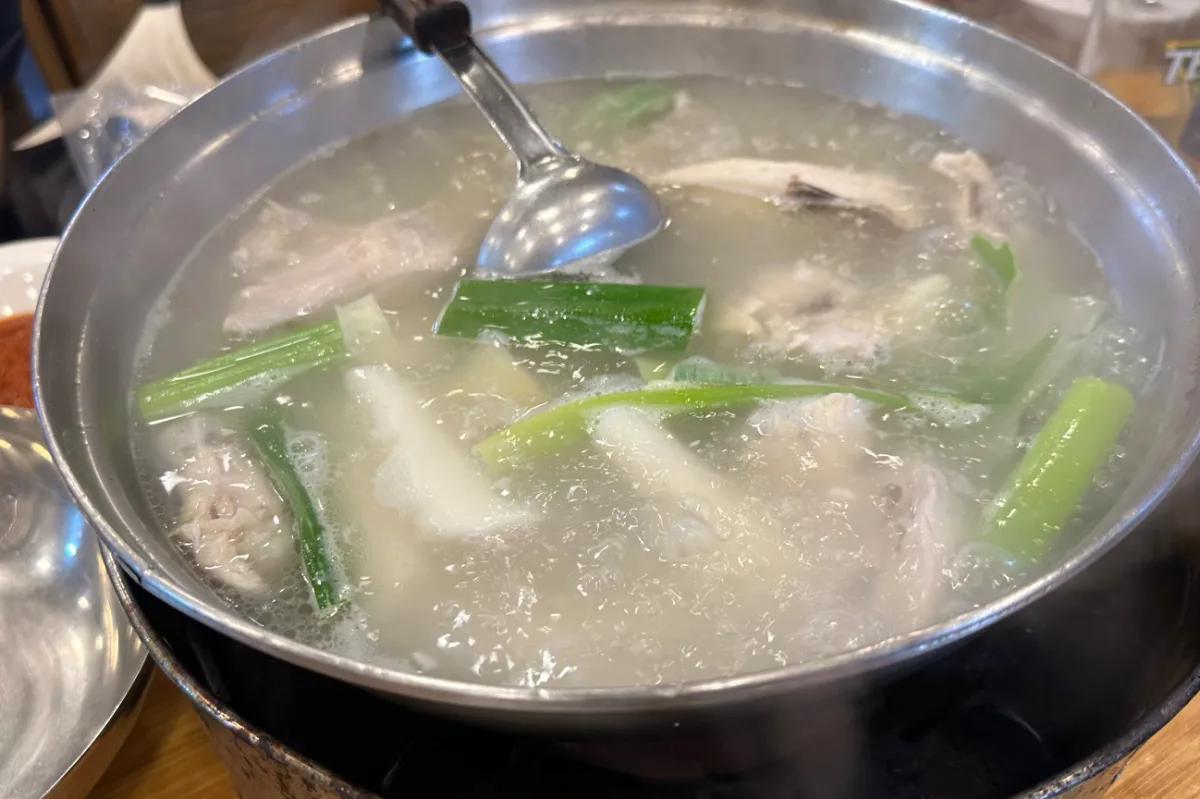 鶏とねぎを煮込む鍋