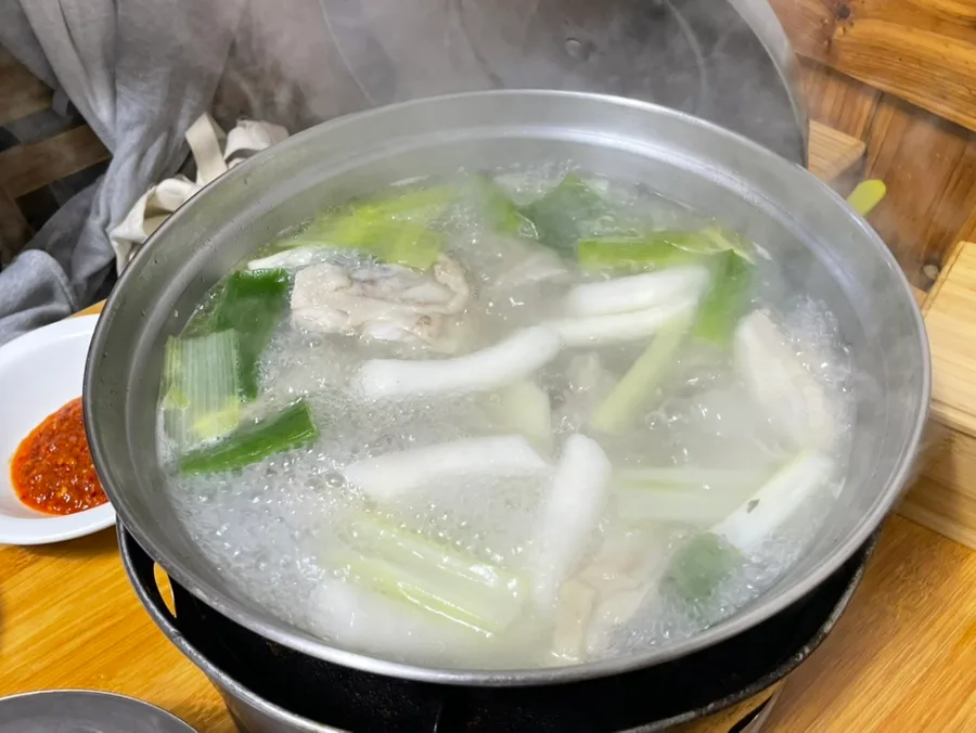 ペップジャンチッ 本店 — 湯気の立つ鶏とねぎの鍋