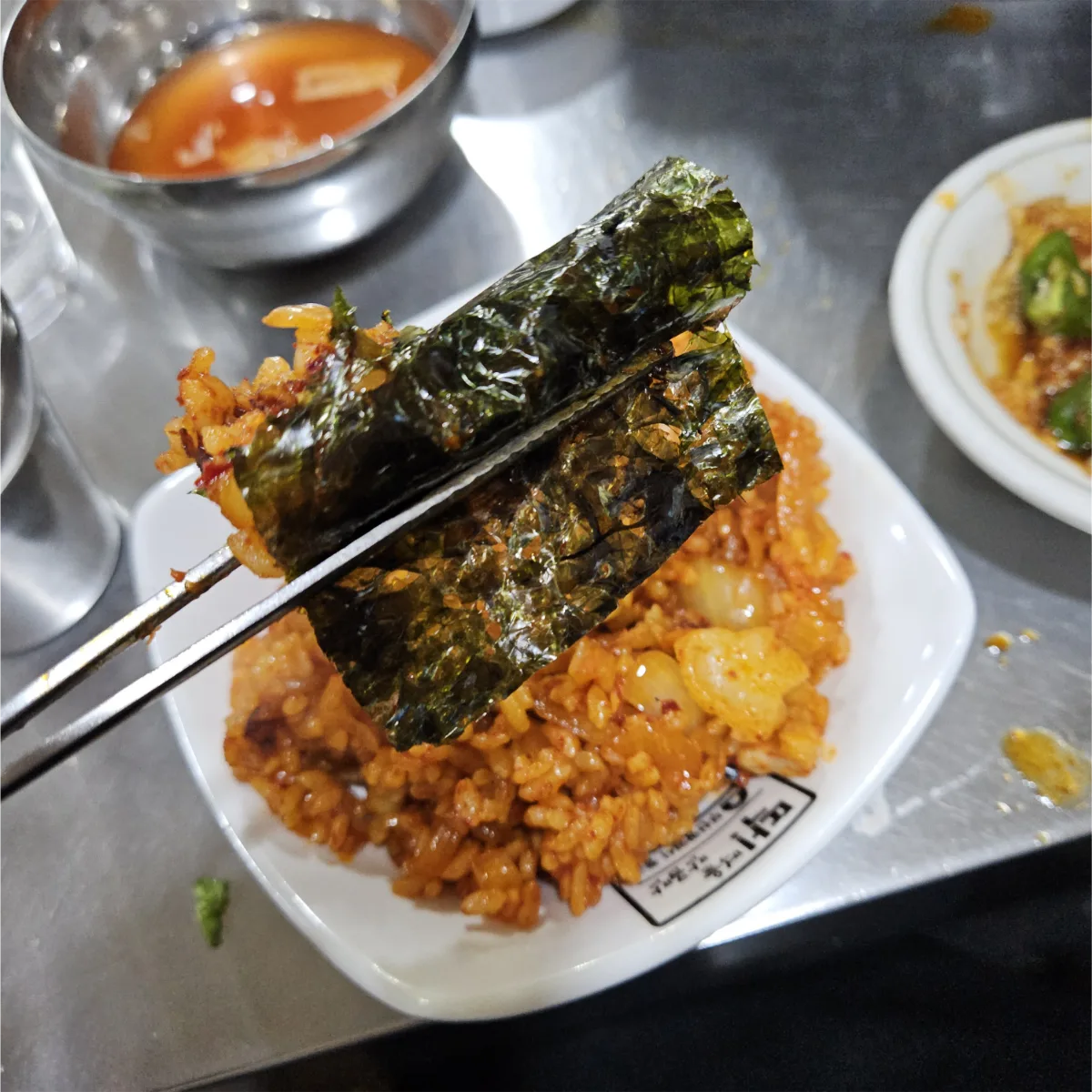 海苔で包んだ炒めご飯