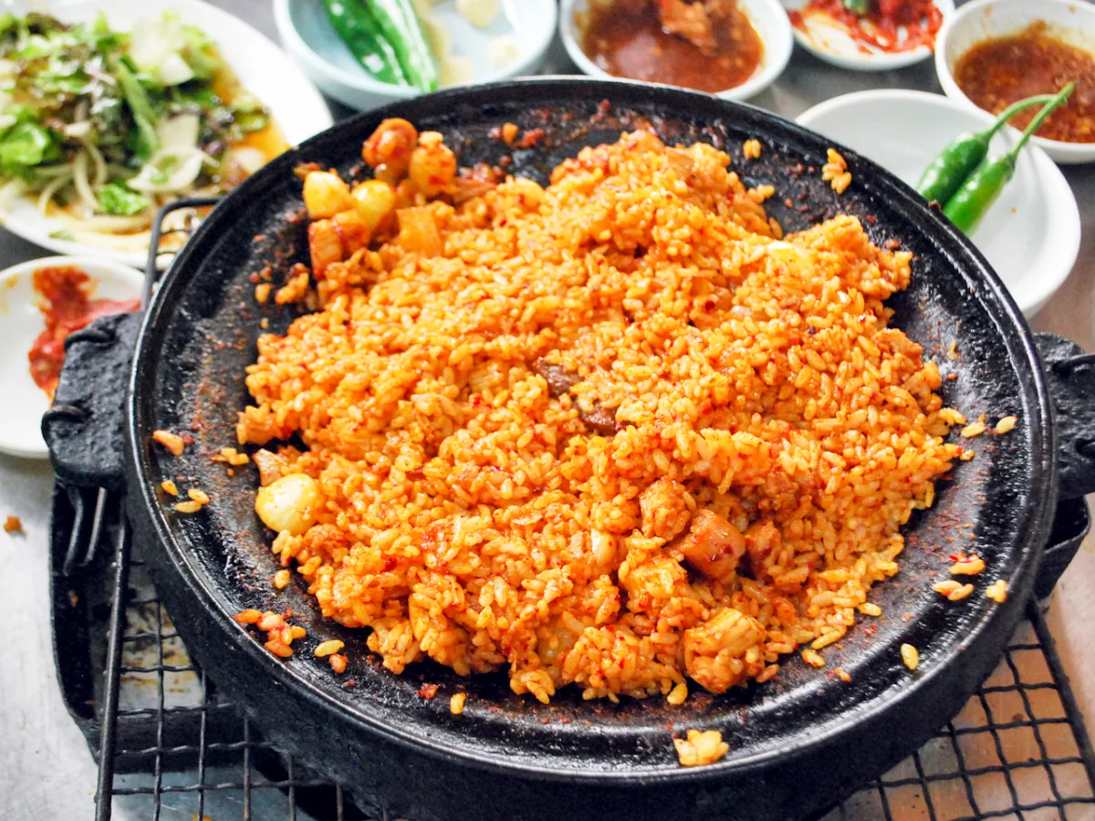 ペックァヤンコプチャン — 鉄板いっぱいの炒めご飯