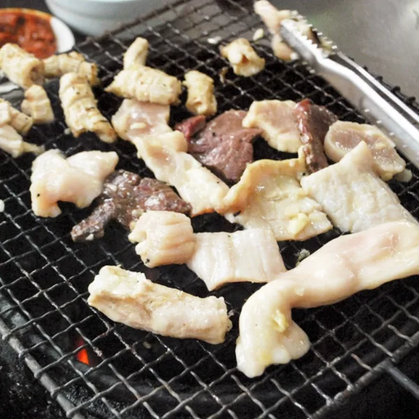 網で焼く牛ホルモンの盛り合わせ