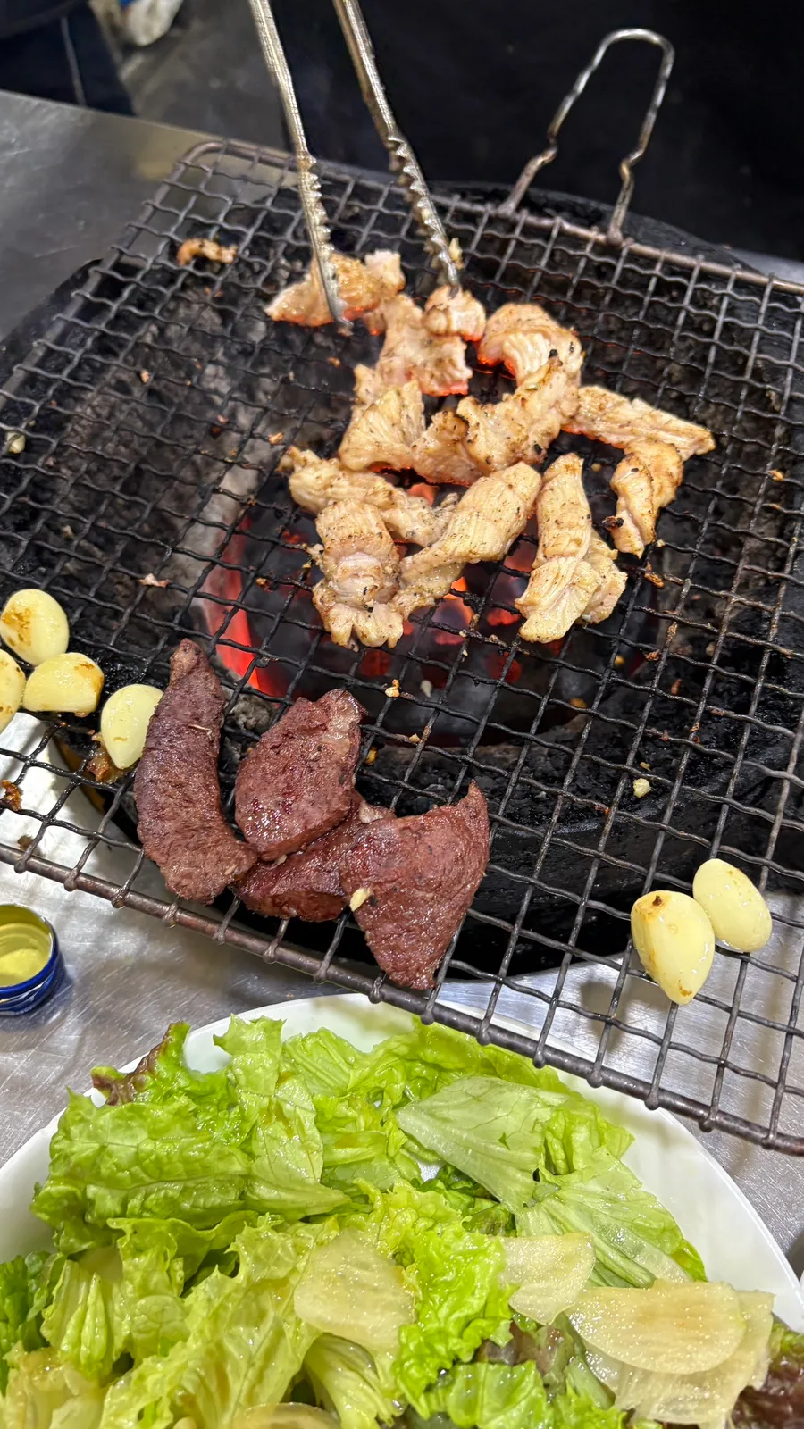 ペックァヤンコプチャン — 焼き網の上のホルモンとニンニク