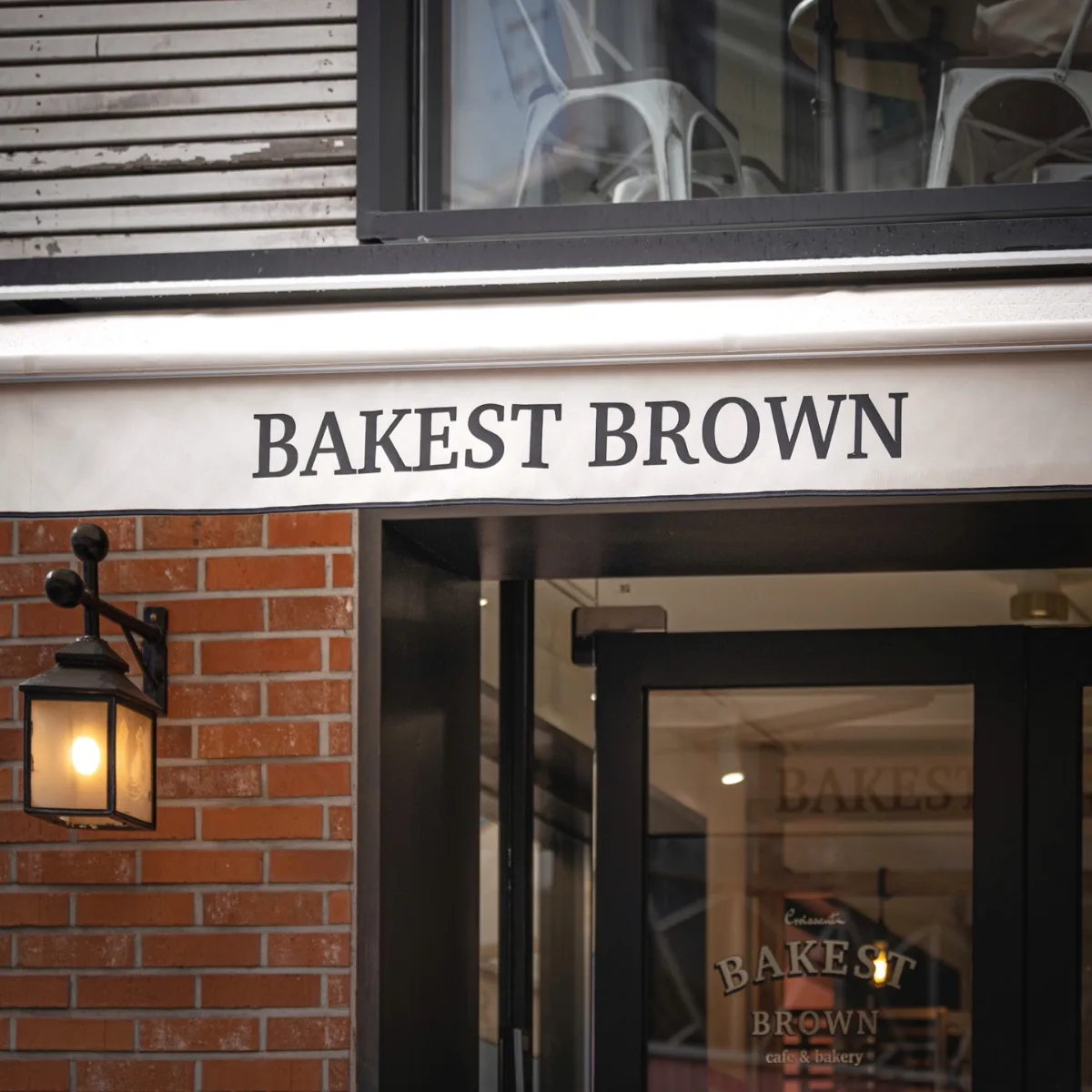 赤レンガの壁にBAKEST BROWNの看板がある入口