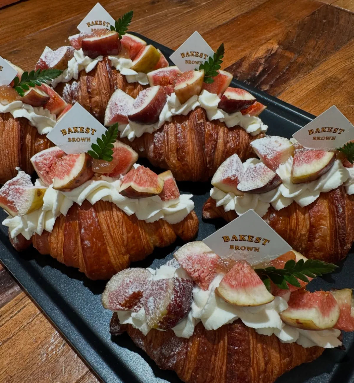 いちじくとクリームをのせたクロワッサン