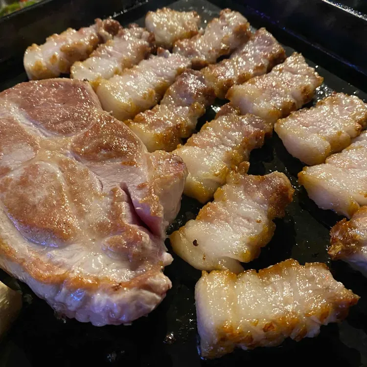 鉄板で焼く豚肉の盛り合わせ