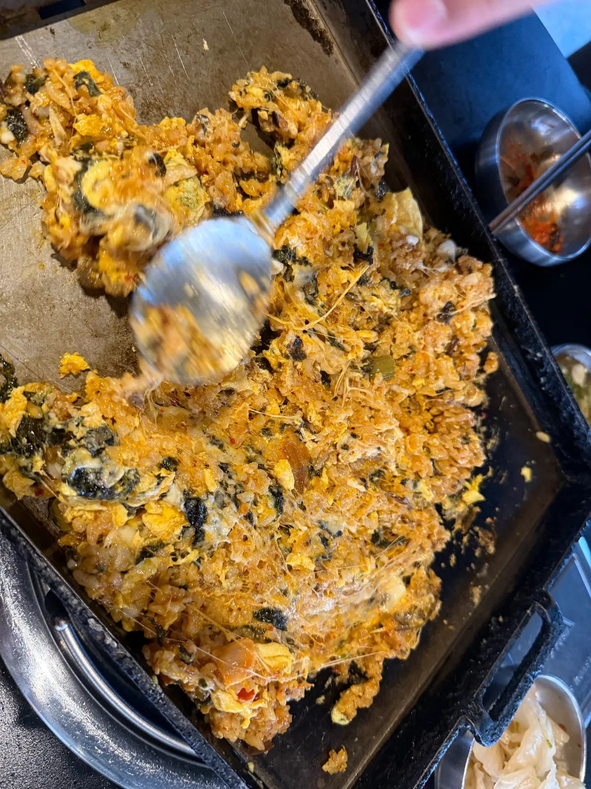 鉄板で混ぜるチーズ入り炒めご飯