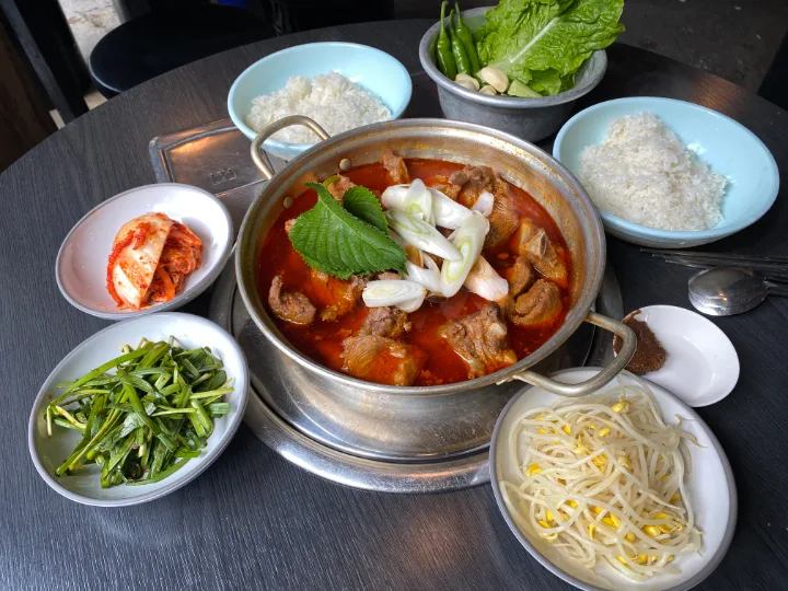 赤い煮込み鍋と韓国の副菜