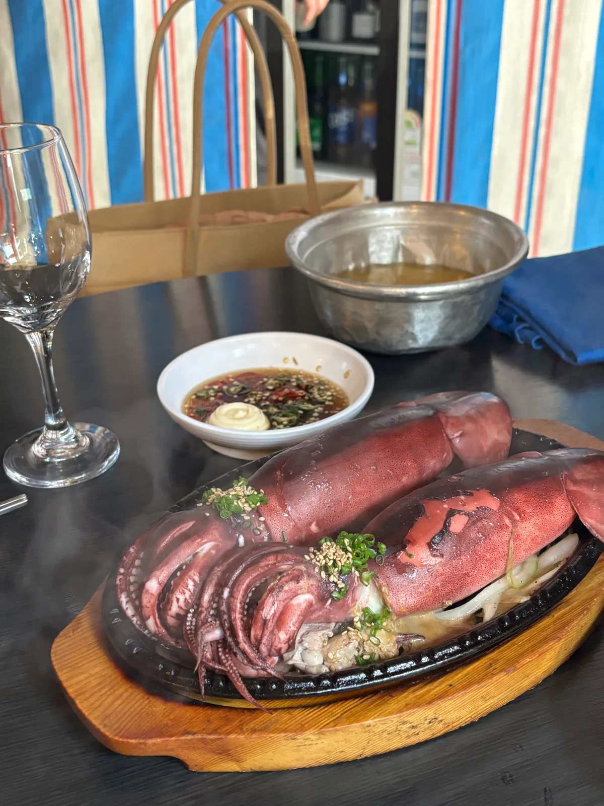 切り分けたイカの鉄板盛り