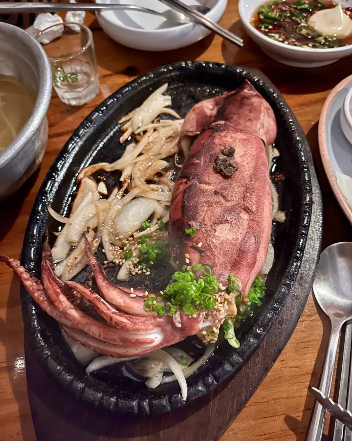 鉄板に載った丸ごとのイカ