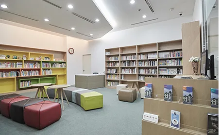 韓国銀行貨幣博物館 — 本棚とカラフルな閲覧席