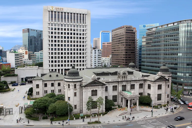 街角に立つ白い石造りの本館