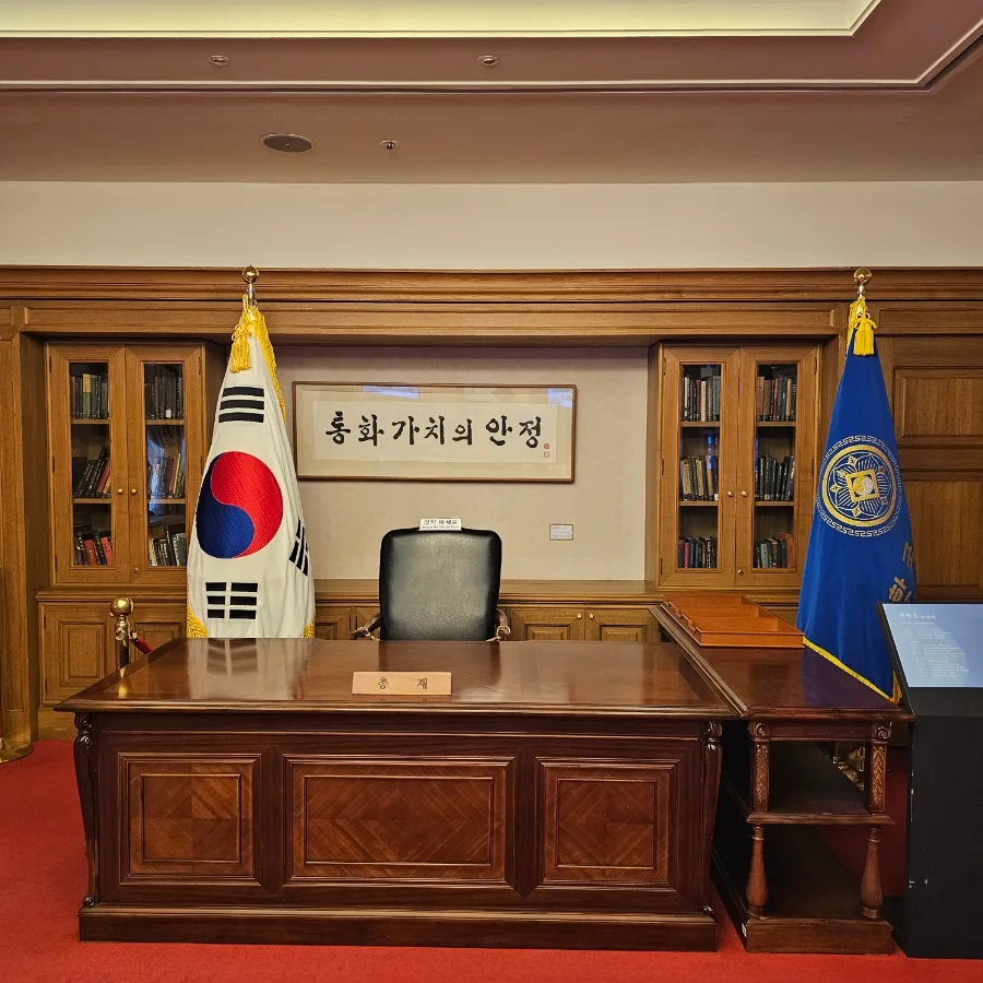 韓国銀行総裁の執務机
