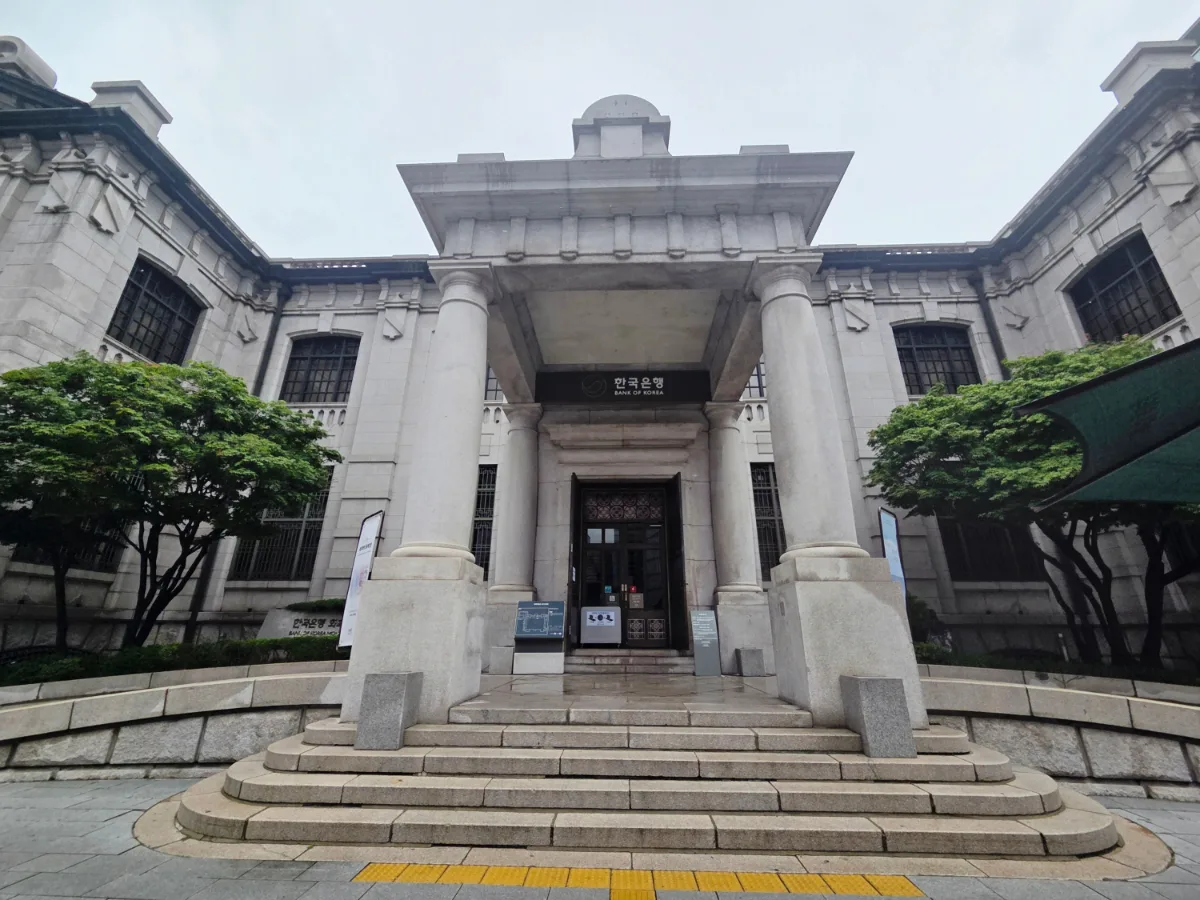 石柱が並ぶ旧銀行建築の正面