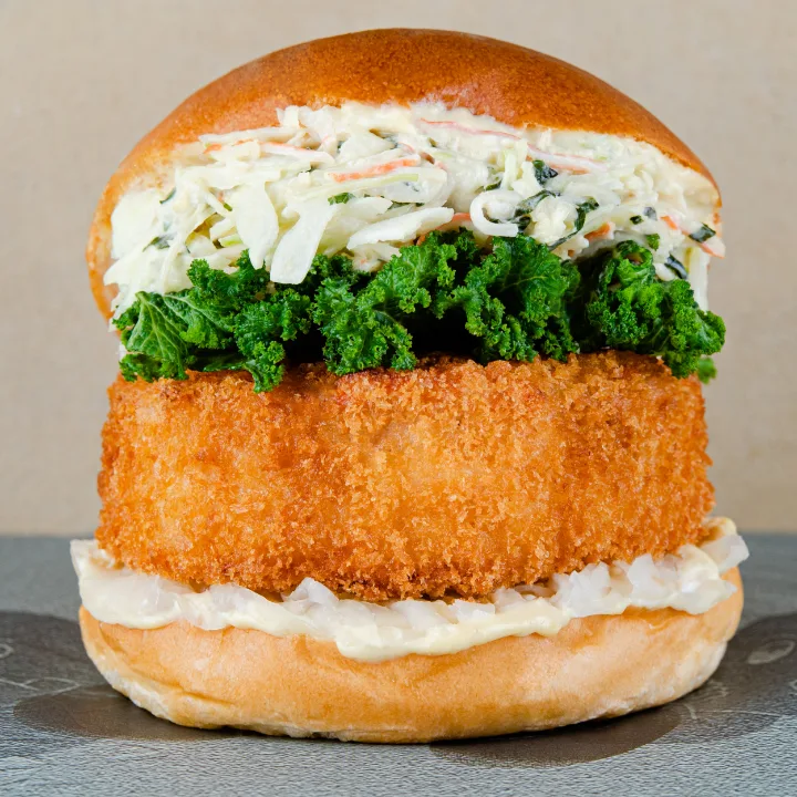 ケールと白いソースの海老バーガー