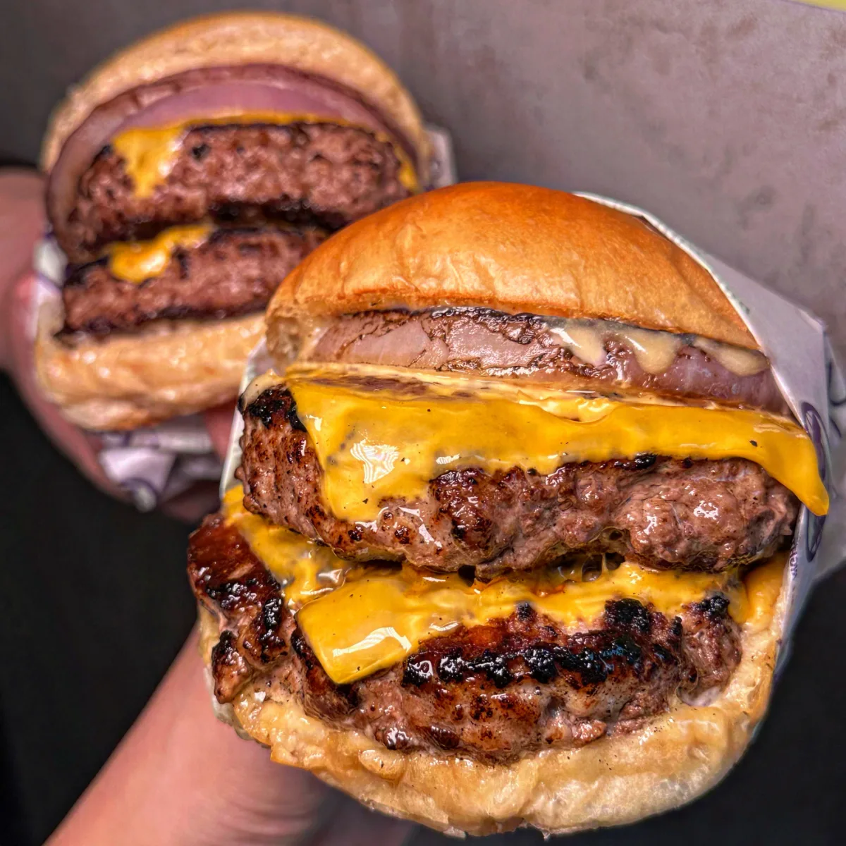 肉厚パティのチーズバーガー
