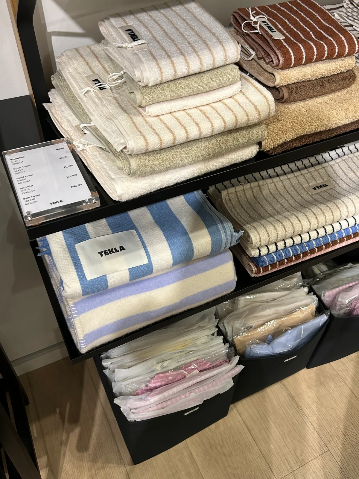 BEAKER 漢南店 — 色と柄が異なるTEKLAのタオル