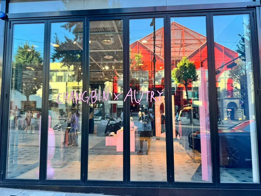 BEAKER 漢南店 — ガラス張りの店先とピンクの展示