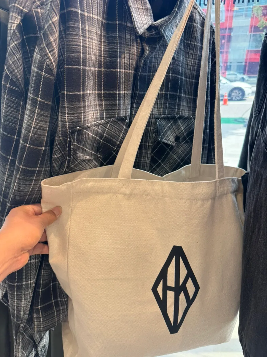 BEAKER 漢南店 — ロゴ入りの生成り色のトートバッグ