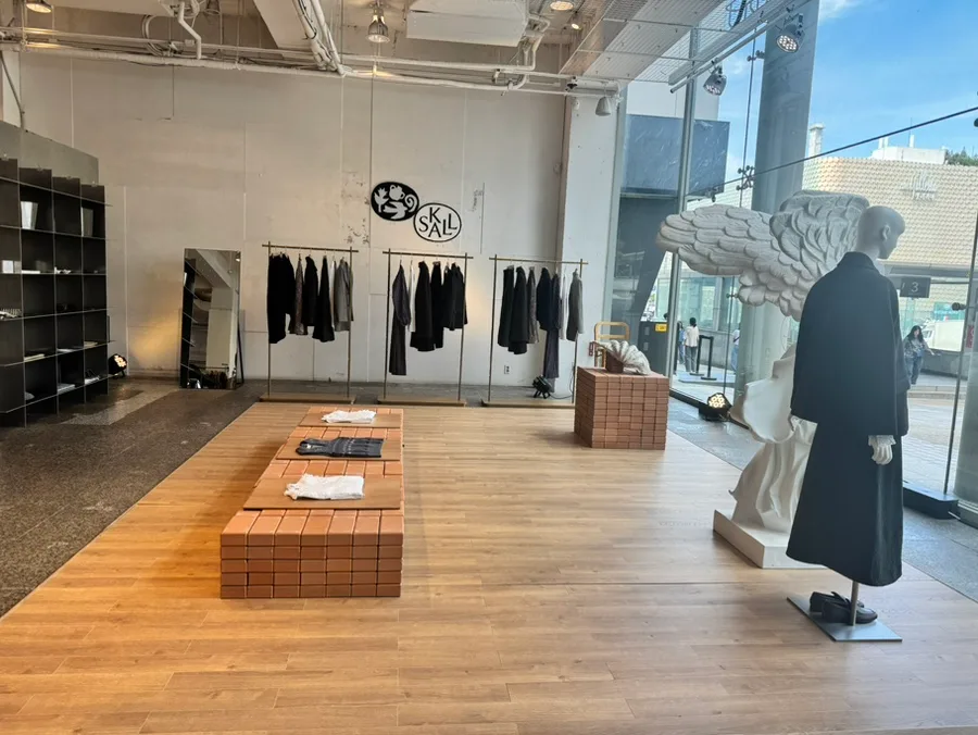 BEAKER 漢南店 — 衣類ラックが並ぶ広い売場