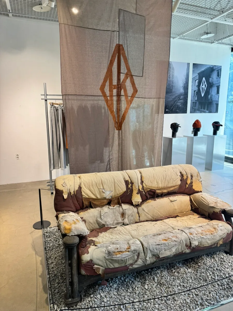 BEAKER 漢南店 — 展示空間に置かれたソファ