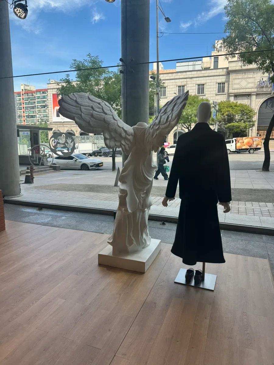 大通りに面したウィンドウのディスプレイ