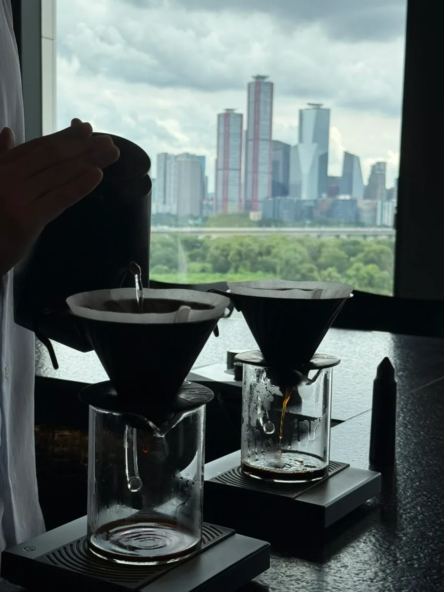 街を背に淹れるコーヒー