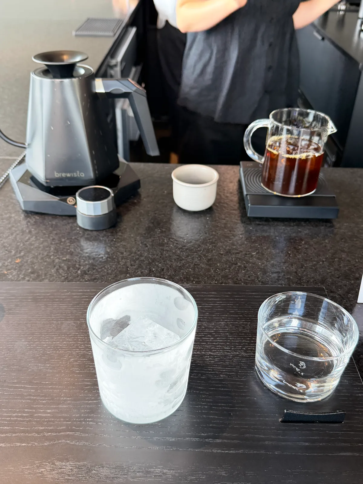 BEAN BROTHERS COFFEE HOUSE — 抽出したコーヒーと器具