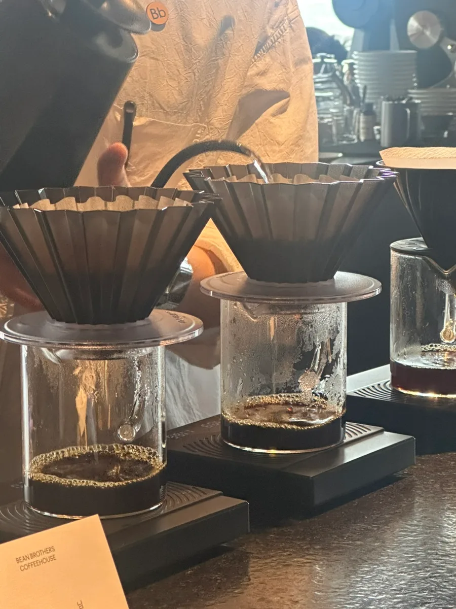 ドリッパーに注ぐお湯