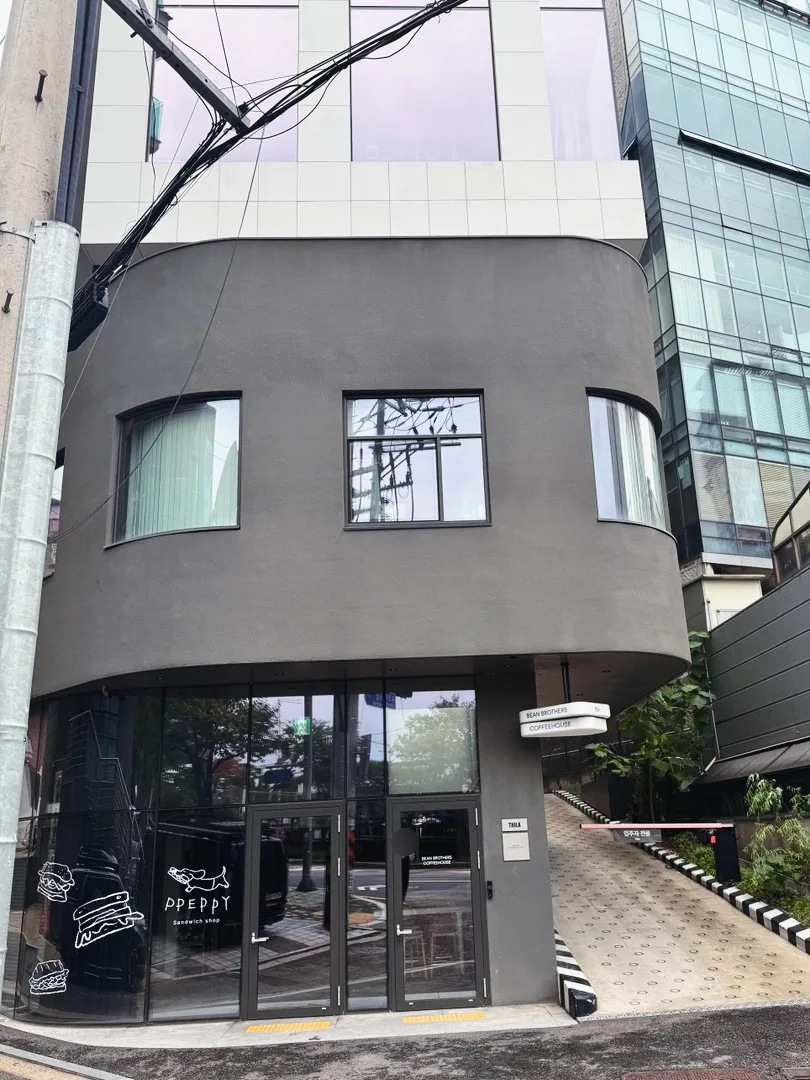 BEAN BROTHERS COFFEE HOUSE — 曲面の壁が目を引く建物