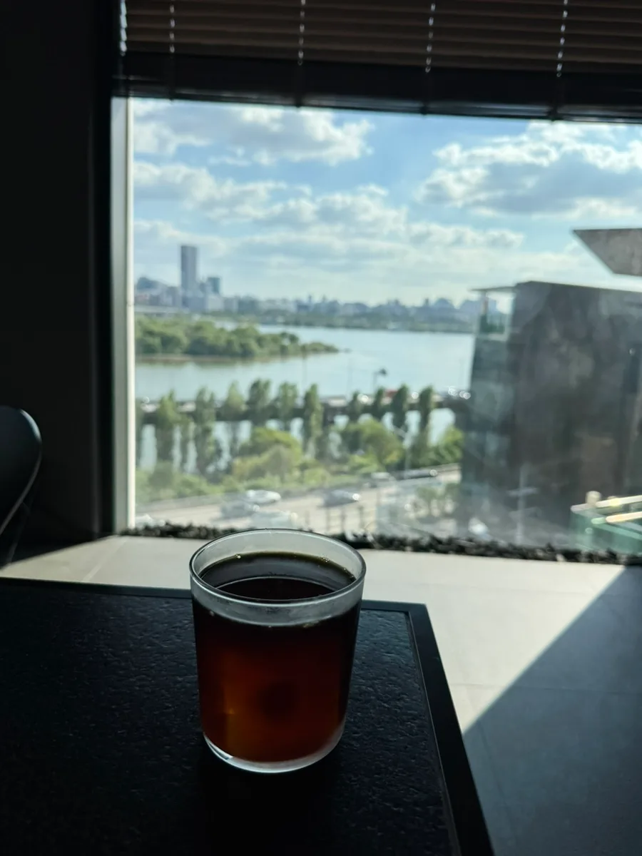 漢江を望む窓辺のフィルターコーヒー