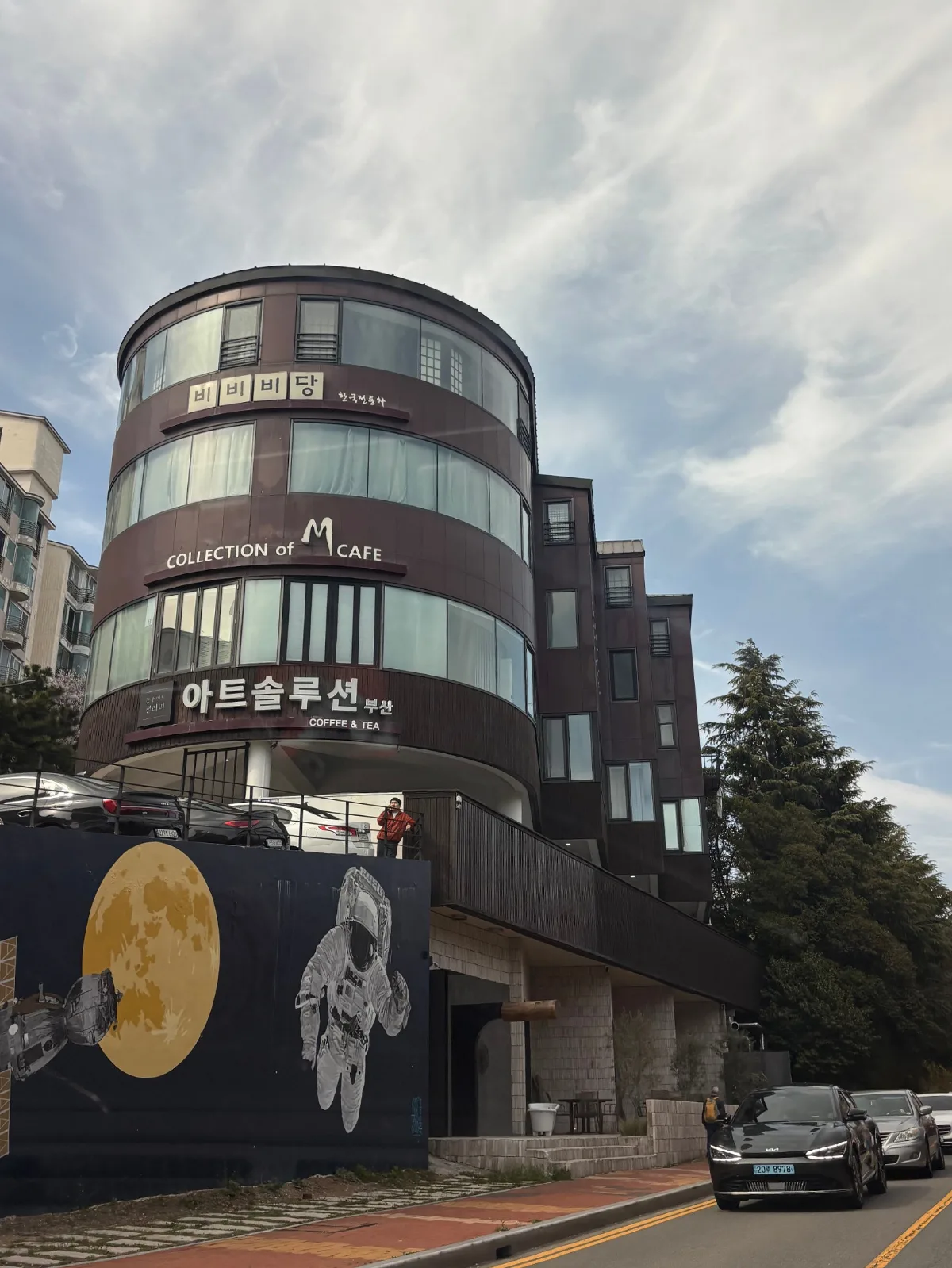 看板が見える円形タワーの外観