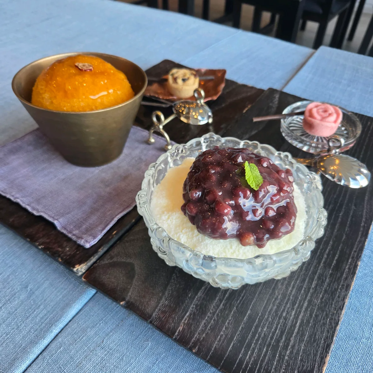 小豆かき氷とカボチャ氷菓の卓上