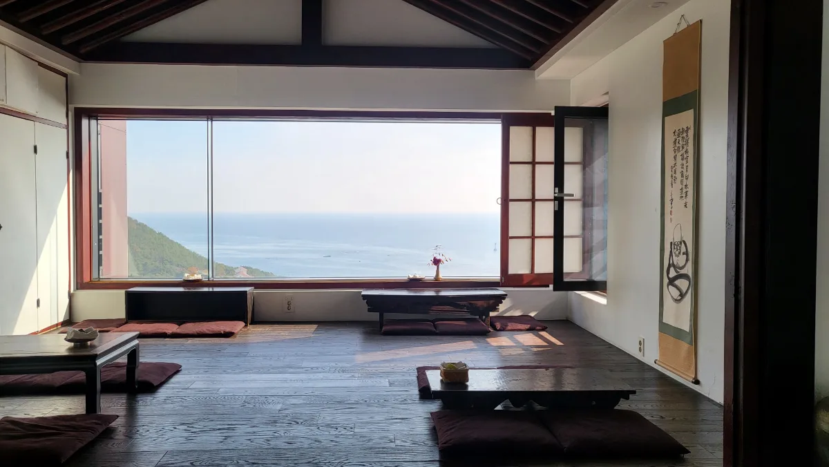 非非非堂 — 海を望む韓屋づくりの座敷