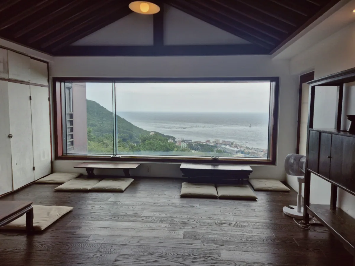 海を望む座敷、格子窓越しの絶景
