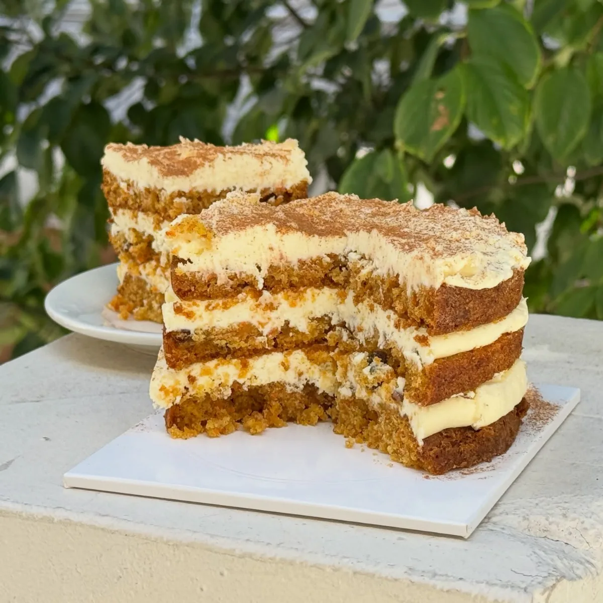 クリームを重ねたキャロットケーキ