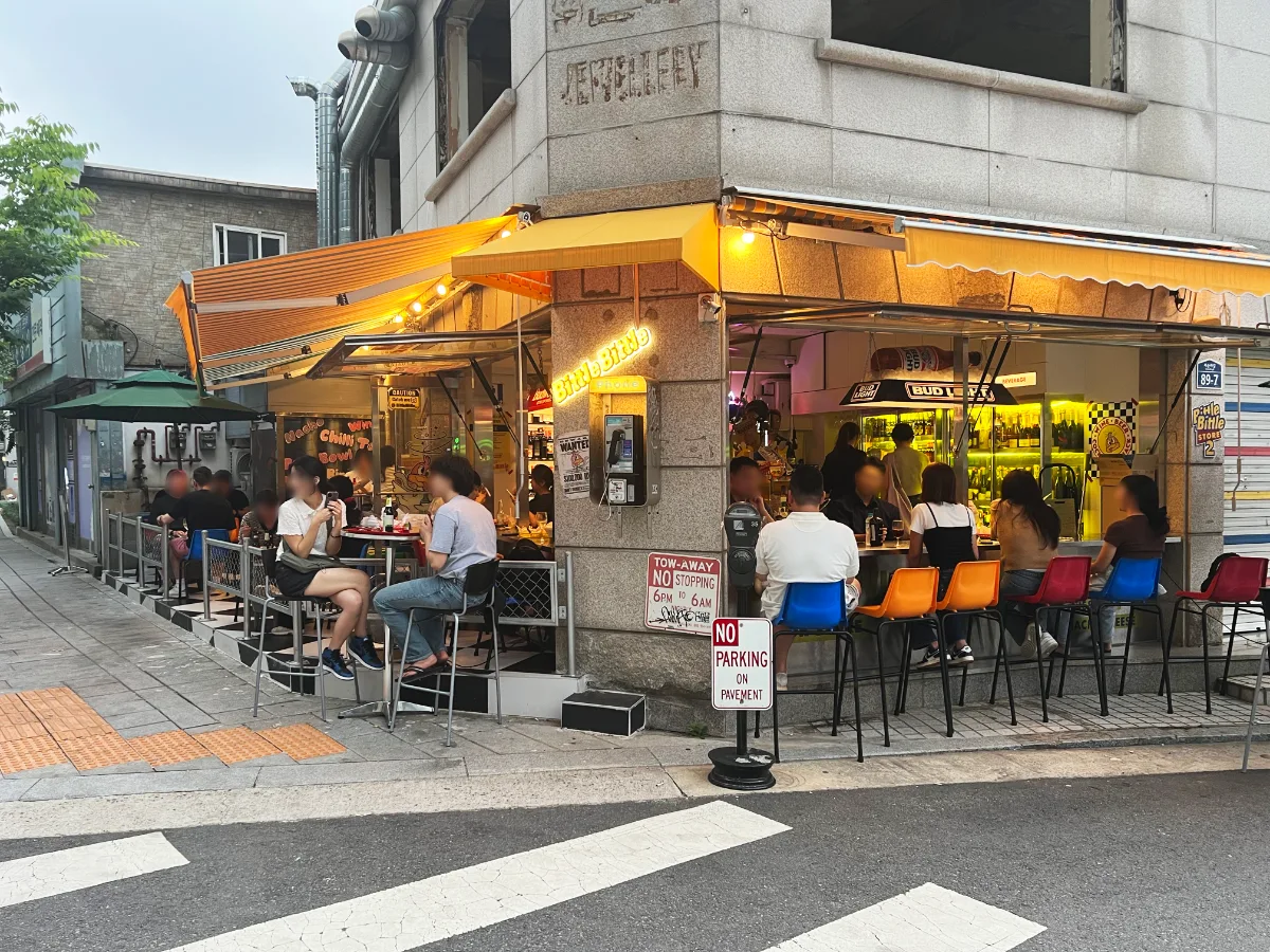 BITTLE’S TACO ソスンラギル店 — 黄色い庇と店名ネオン