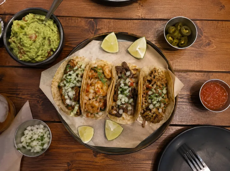 BITTLE’S TACO ソスンラギル店 — 四種のタコスとワカモレ