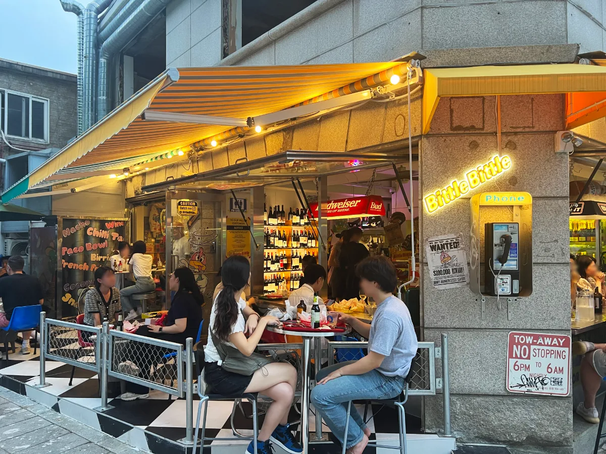 BITTLE’S TACO ソスンラギル店 — 庇の下に広がるテラス席