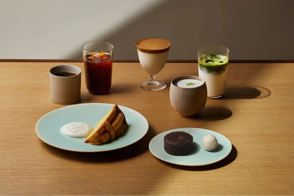 ブルーボトルコーヒー 三清韓屋店 — 木の卓上に並ぶドリンクと菓子