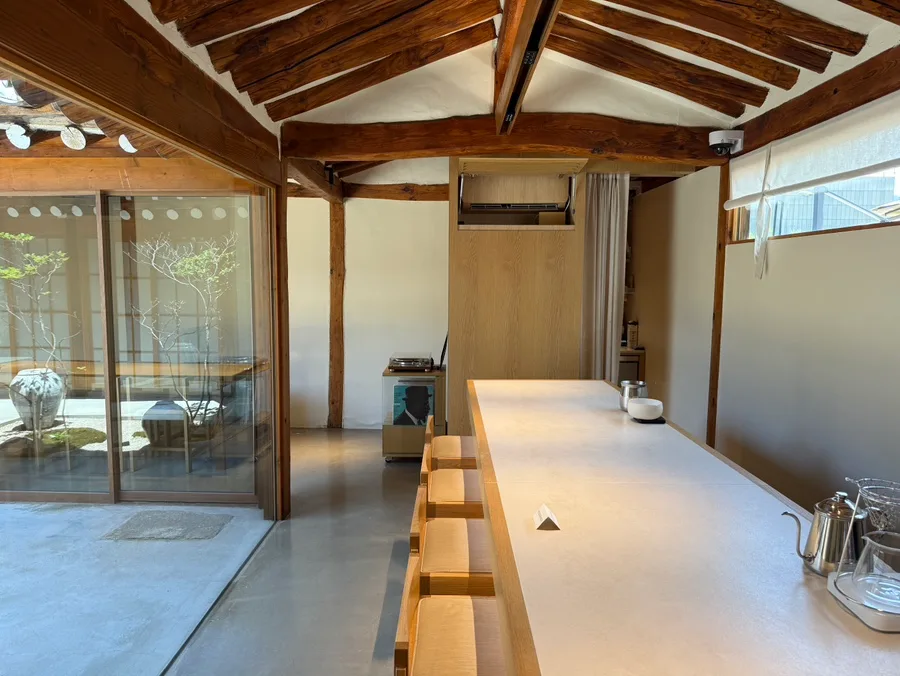 中庭に面した韓屋のカウンター