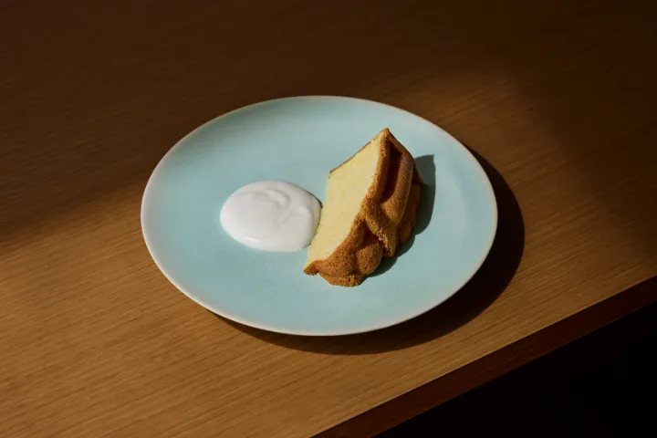 青皿のケーキと白いクリーム