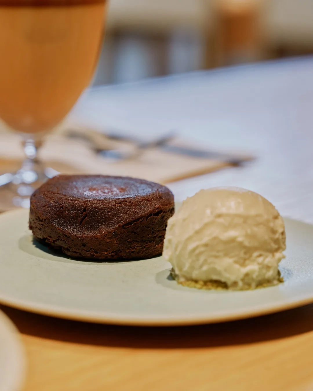 ブルーボトルコーヒー 三清韓屋店 — チョコケーキとアイス