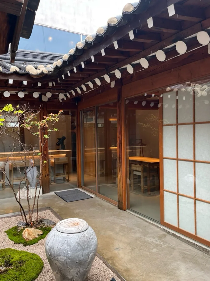 瓦屋根に囲まれた坪庭